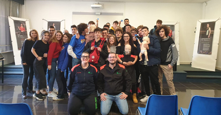 Istruttori Croce Verde Alessandria insieme agli e studenti Istituto Volta
